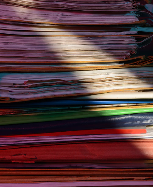办公室里有一堆纸质文件图片下载