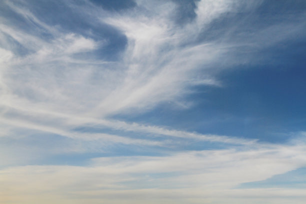 2011年4月20日，日出在紫色、粉色、黄色和橙色天空中图片下载