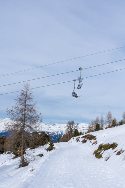 滑雪场冬季缆车，滑雪者不明。图片下载