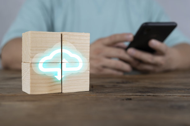 云计算概念。木块立方体堆叠与计算图标联机连接数据库数字。图片下载