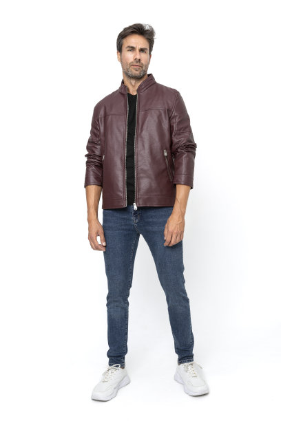 英俊的中年西班牙短粗胡须男子在白色工作室。图片下载