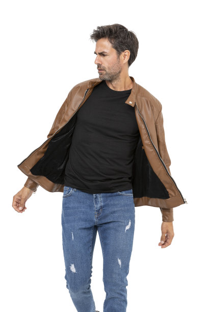 英俊的中年西班牙短粗胡须男子在白色工作室。图片下载