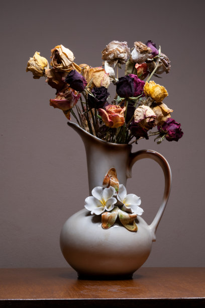 一束美丽的枯萎的干玫瑰在一个孤立的平原背景图片下载