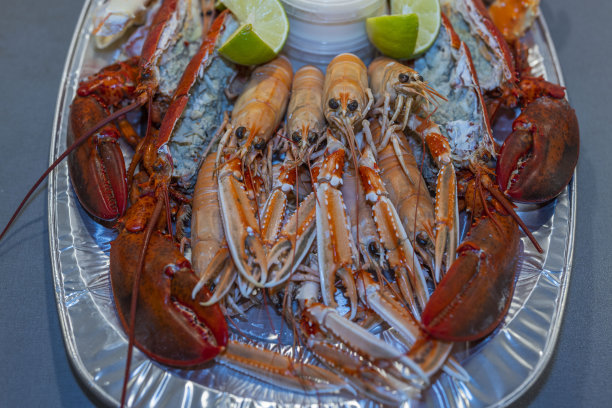 近距离观看各式海鲜菜肴在桌子上。瑞典。图片下载