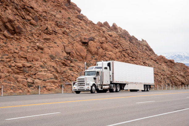 半挂车在犹他州摩押附近的四车道公路上行驶图片下载