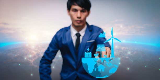 太阳能、风能、水力发电的概念在屏幕上方漂浮在男人的手上图片下载