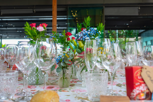 婚宴照片。桌子上放着玻璃杯和鲜花。图片下载