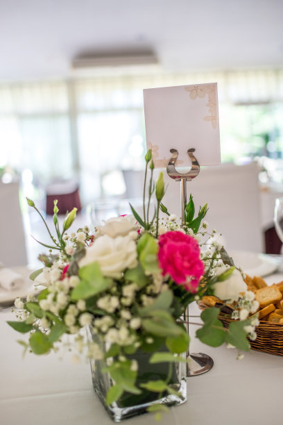 婚宴照片。桌子上放着玻璃杯和鲜花。图片下载