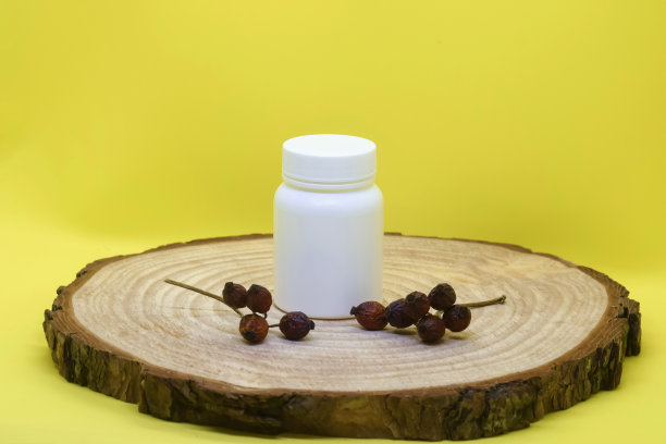 白色塑料医疗容器，干燥的玫瑰果在木板上，黄色背景，模型。空白药瓶。药房经营和治疗理念。副本的空间。特写镜头。图片下载