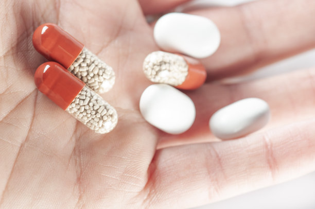 胶囊和药片放在手掌上图片下载