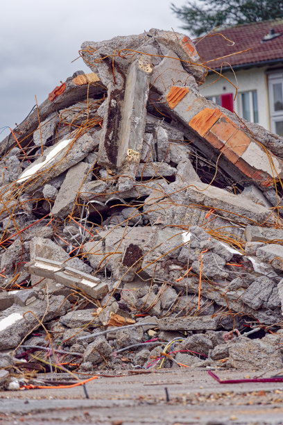 Pile of debris with concrete pieces, bricks and metal bars at City of Zürich on a cloudy autumn day.图片下载