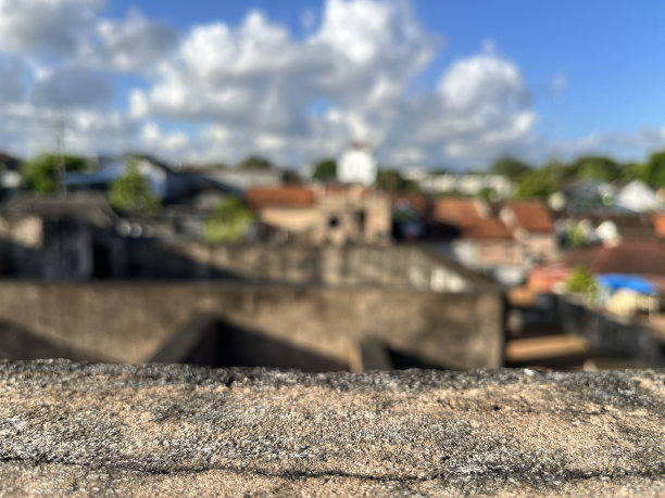 墙体平台与模糊背景的住宅城市景观图片下载