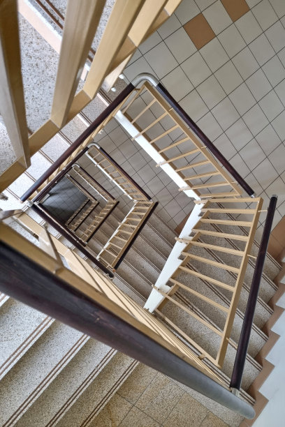 房屋或建筑物楼梯的俯视图。图片下载