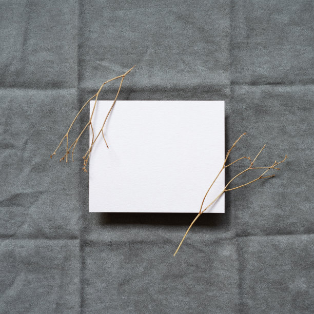 灰色织物背景上的空白便笺簿。俯视图，复制空间图片下载