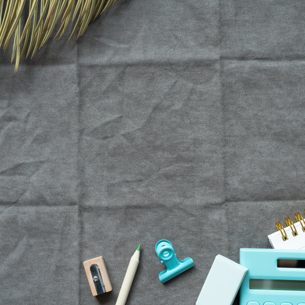 灰色织物背景上的办公用品和绿色植物。平铺，俯视图，复制空间图片下载