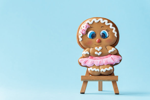 圣诞姜饼人，蓝色粉彩上有白色糖霜。自制的节日传统姜饼饼干。姜饼的女孩。圣诞快乐图片下载
