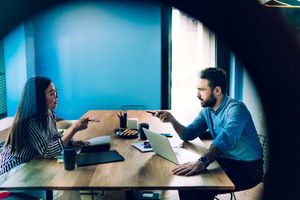 多种族同事交流并提供业务解决方案图片下载