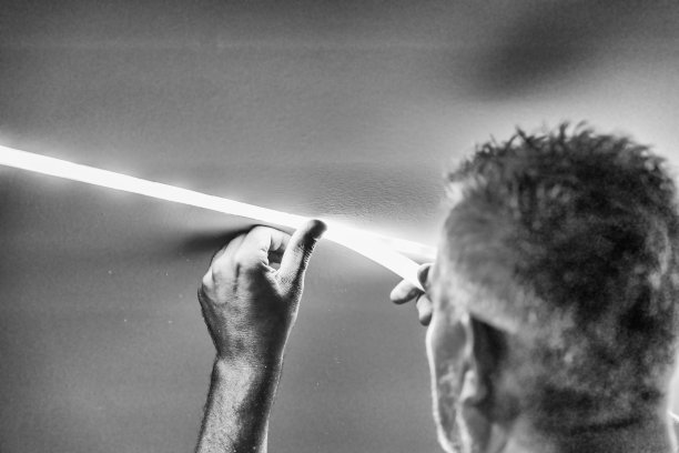 在厨房设备的机柜表面正确安装照明用的led条图片下载