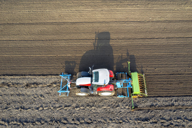 拖拉机与田间耙，鸟瞰图图片下载