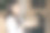 一个年轻的女人拿着一大杯咖啡，笔记本电脑放在家里的沙发上。图片下载