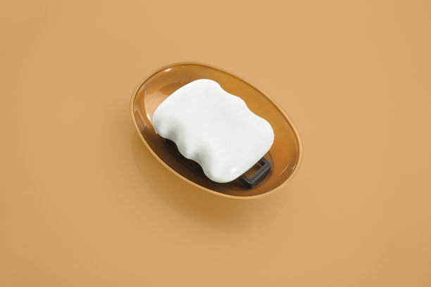 肥皂在有颜色背景的肥皂盘里图片下载