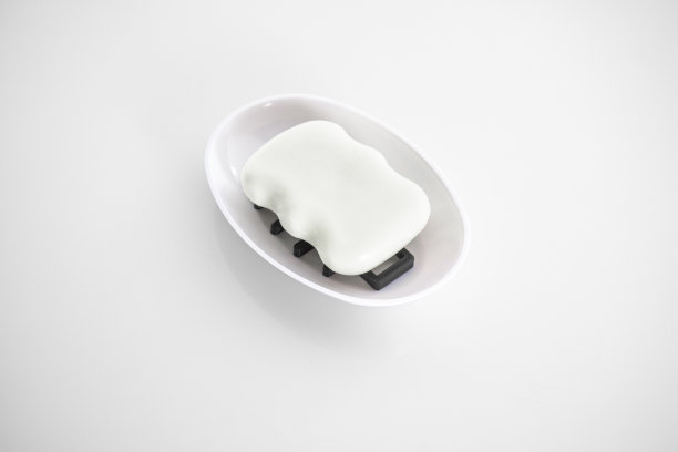 肥皂在有颜色背景的肥皂盘里图片下载