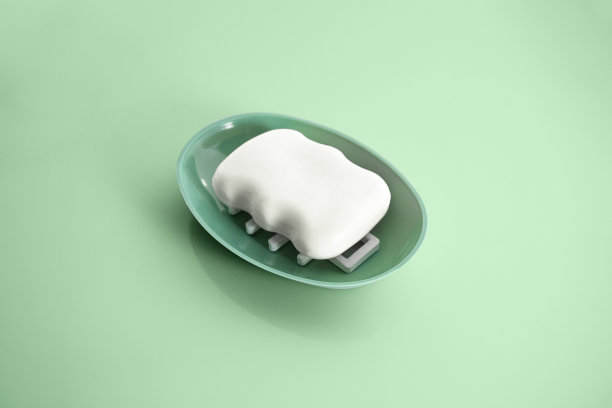 肥皂在有颜色背景的肥皂盘里图片下载