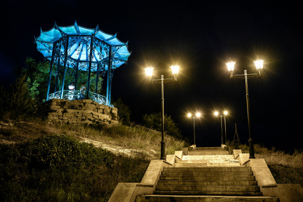 夜晚的中国凉亭和楼梯，皮亚季戈尔斯克，斯塔夫罗波尔边疆区，俄罗斯图片下载