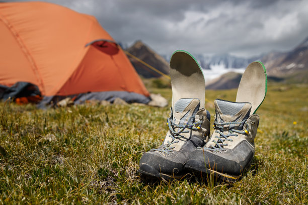 登山靴在山间营地里晒干。图片下载