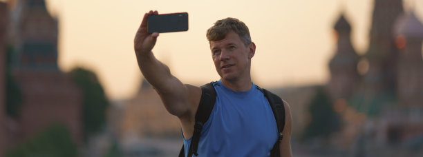 男模特在莫斯科红场前拍照图片下载