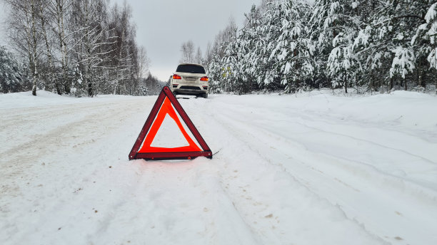汽车冬季和红色三角警告车与坏车图片下载