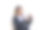 身穿黑色夹克的女子看着智能手机的显示屏。图片下载