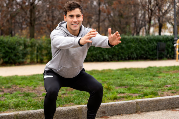 欢快的男跑步者蹲在公园里图片下载