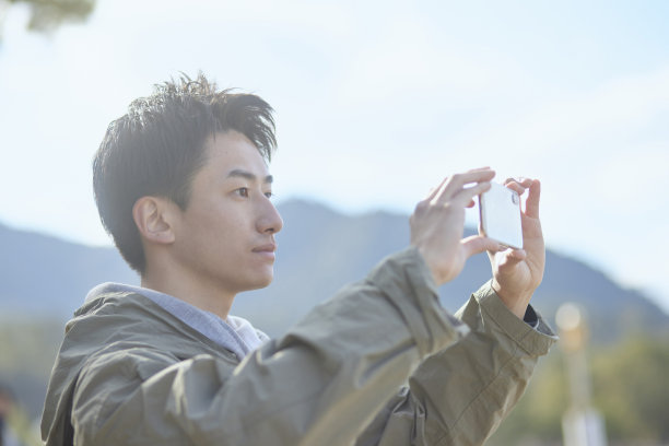 日本年轻人喜欢独自旅行图片下载