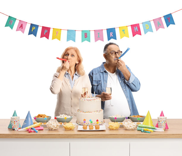 中年人为庆祝生日在柜台后吹响派对号角图片下载