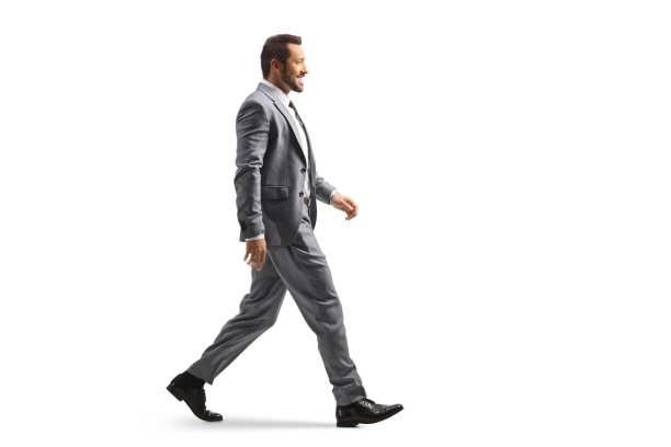 一个年轻的职业男子走路的全长侧写镜头图片下载