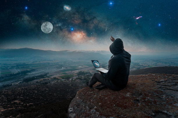 数字游牧民晚上坐在山顶上用笔记本电脑图片下载