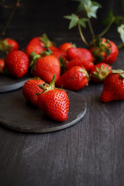 草莓奶昔加新鲜草莓和奇亚籽图片下载