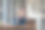 一个年轻的女商人一边在办公室的笔记本电脑上工作一边欢呼。图片下载