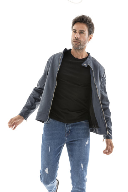 英俊的中年西班牙短粗胡须男子在白色工作室。图片下载