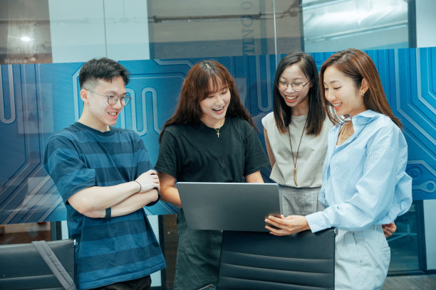 新冠肺炎疫情期间，年轻的亚洲创业团队成员在室内办公场所穿着休闲服装开会图片下载