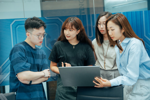 新冠肺炎疫情期间，年轻的亚洲创业团队成员在室内办公场所穿着休闲服装开会图片下载