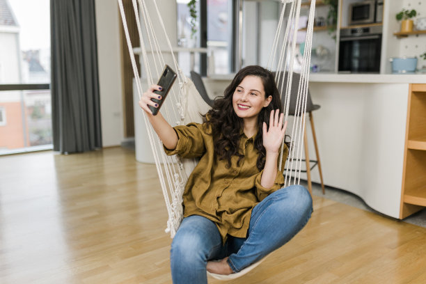 女人在家里玩手机图片下载