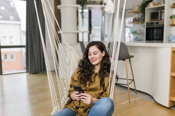 女人在家里玩手机图片下载