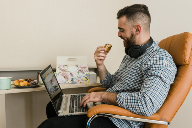 年轻的商人在办公室午休图片下载