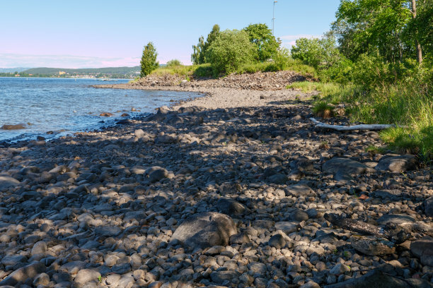 哈马尔附近的Mjøsa湖。前景是布满石头和鹅卵石的海滩。Mjøsa湖是挪威最大的湖泊。从奥斯陆到特隆赫姆的圣奥拉夫斯韦格朝圣之路。图片下载