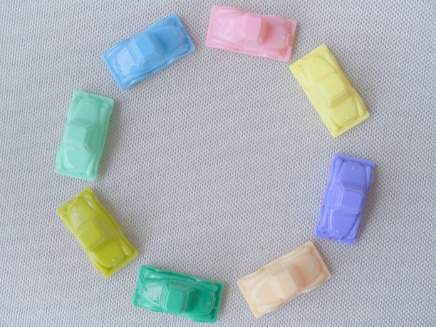 概念图像的水平框架显示了一圈汽车的俯视图，说明了秩序、平等、团结团体、趋同的思想、和谐、良性循环……图片下载