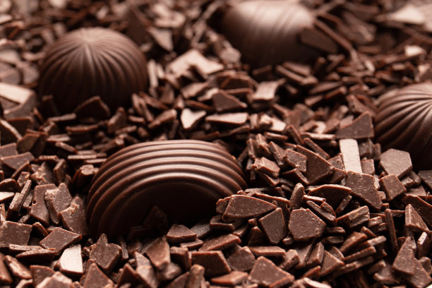 巧克力片中的糖果特写微距摄影。图片下载