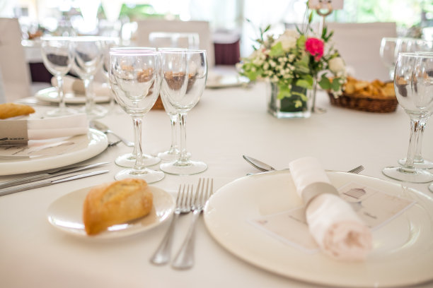 婚宴照片。桌子上放着玻璃杯和鲜花。图片下载