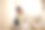 年轻女子提着行李箱上楼图片下载